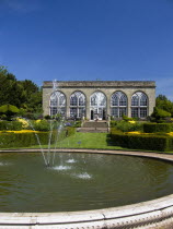 England, Warwickshire, Warwick Castle, Fountain and Conservatory in Peacock Garden.    