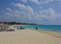 Mexico, Quintana Roo, Playa del Carmen, View along beach.  