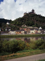 Germany, Rheinland-Pfalz, Cochem, town overlooked by castle of the banks of the River Mosel.