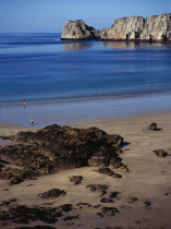 France, Bretagne, Crozon Peninsula, Pointe de Penhirr from above veryach beach with rocky foreshore in foreground.