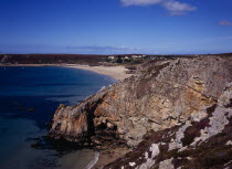 France, Bretagne, Crozon Peninsula, view from Pointe de la Tavelle over Veryach beach and sea cliffs.