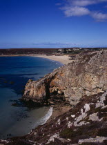 France, Bretagne, Crozon Peninsula, view from Pointe de la Tavelle over Veryach beach and sea cliffs.