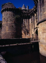 France, Bretagne, Ille-et-Vilaine, Fougeres. defensive walls and turrets of the chateau dating from 11th to 15th century.