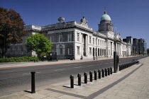 Ireland, County Dublin, Dublin City, the Custom House, general view of the fa�ade with Irish financial services centre in the distance.