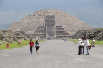 Mexico, Anahuac, Teotihuacan, View along Calzada de los Muertos towards the Pyramid de la Luna with tourist visitors.