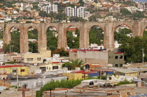 Mexico, Bajio, Queretaro, City view with aquaduct from mirador.