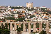 Mexico, Bajio, Queretaro, City view with aquaduct from mirador.