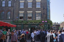 England, London, Southwark, Borough Market, Londons oldest fresh fruit and vegetable market, people outside the Market Porter pub enjoying a lunchtime drink.