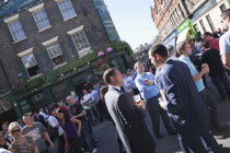 England, London, Southwark, Borough Market, Londons oldest fresh fruit and vegetable market, people outside the Market Porter pub enjoying a lunchtime drink.