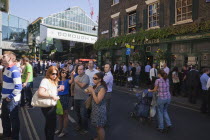 England, London, Southwark, Borough Market, Londons oldest fresh fruit and vegetable market, people outside the Market Porter pub enjoying a lunchtime drink.