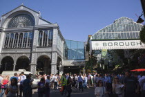 England, London, Southwark, Borough Market, Londons oldest fresh fruit and vegetable market, people outside the Market Porter pub enjoying a lunchtime drink.