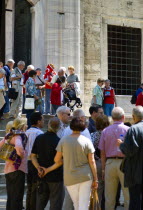 Turkey, Istanbul, Sultanahmet Camii, The Blue Mosque with sightseeing tourists.