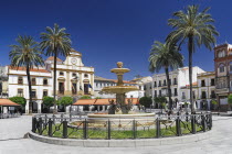 Spain, Extremadura, Merida, Plaza de Espana with fountain and palm trees.