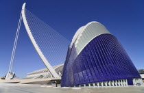 Spain, Valencia Province, Valencia, La Ciudad de las Artes y las Ciencias, City of Arts and Sciences, Principe Felipe Science Museum framed by El Pont de l'Assut de l'Or with the Agora in foreground.