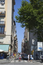Spain, Catalonia, Barcelona, Barceloneta, View across Passeig de Joan de Borbo with tourists crossing the road.