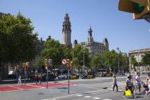 Spain, Catalonia, Barcelona, El Barri Gotic, Tourist crossing the busy Passeig de Colom next to Port Vell.