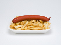 Food, Cooked, Meat, A single saveloy with potato chips in an insulated polystyrene foam tray on a white background.