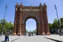 Spain, Catalonia, Barcelons, Sightseers at the Arc del Triomf built for the 1888 Universal Exhibition designed by Josep Vilaseca in the Mudejar Spanish Moorish style as the main gateway into the Parc...