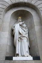 Spain, Catalonia, Barcelona, Statue in a niche at the entrance to the Town Hall in the Gothic Quarter of James The Conqueror, James I of Aragon, Count of Barcelona. He signed the Treaty of Corbeil in...