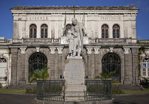 Martinique, Fort-de-France, Statue of A. Schoelcher in front of former Courthouse building.