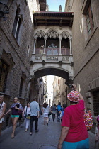 Spain, Catalonia, Barcelona, Pont dels Sospirs or Bridge of Sighs in the Gothic Quarter.