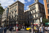 Spain, Catalonia, Barcelona, Placa de la Boqueria, Tourists walking along the tree lined avenue of La Rambla.