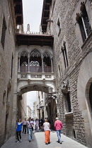 Spain, Catalonia, Barcelona, Pont dels Sospirs or Bridge of Sighs in the Gothic Quarter.