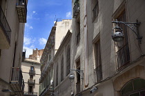 Spain, Catalonia, Barcelona, narrow streets in the Gothic Quarter.