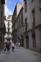 Spain, Catalonia, Barcelona, narrow streets in the Gothic Quarter.