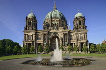 Germany, Berlin, Berliner Dom, Berlin Cathedral, General view of the facade from the Lustgarten on Museum Island with fountain in the foreground.