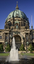 Germany, Berlin, Berliner Dom, Berlin Cathedral, General view of the central facade area from the Lustgarten on Museum Island with fountain in the foreground.