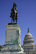 USA, Washington DC, Capitol Hill, Ulysses S. Grant Memorial, Statue of the general mounted on horseback with the Capitol dome in the background.