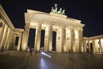 Germany, Berlin, Mitte, Brandenburg Gate in Pariser Platz illuminated at night.