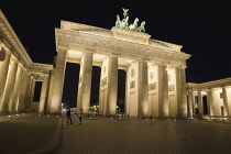 Germany, Berlin, Mitte, Brandenburg Gate in Pariser Platz illuminated at night.