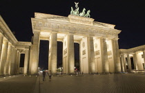 Germany, Berlin, Mitte, Brandenburg Gate in Pariser Platz illuminated at night.