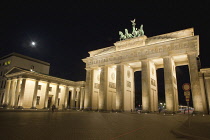 Germany, Berlin, Mitte, Brandenburg Gate in Pariser Platz illuminated at night.