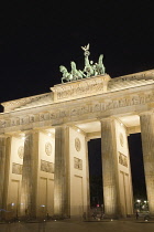 Germany, Berlin, Mitte, Brandenburg Gate in Pariser Platz illuminated at night.