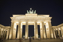 Germany, Berlin, Mitte, Brandenburg Gate in Pariser Platz illuminated at night.