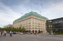 Germany, Berlin, Mitte, Hotel Adlon on the corner of Unter del Linden and Wilhelmstrasse.
