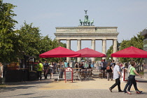 Germany, Berlin, Mitte, Brandenburg Gate in Pariser Platz.