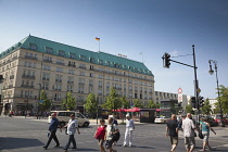 Germany, Berlin, Mitte, Hotel Adlon on the corner of Unter den Linden and WIlhelmstrasse.