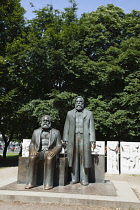Germany, Berlin, Mitte, Statue os Karl Marx and Friedrich Engles in Marx-Engels-Forum.