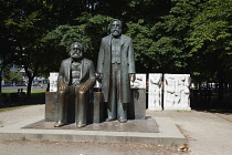 Germany, Berlin, Mitte, Statue os Karl Marx and Friedrich Engles in Marx-Engels-Forum.