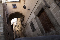 Spain, Castilla La Mancha, Toldeo, Archway on Calle del Angel in the old quarter of the City.