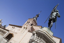 Spain, Castille-Leon, Segovia, Statue of Juan Bravo by A.Marinas with Church of St Martin in the background.