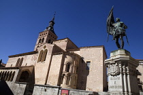 Spain, Castille-Leon, Segovia, Statue of Juan Bravo by A.Marinas with Church of St Martin in the background.