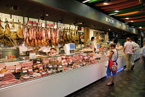 Spain, Madrid, Delicatessen in Mercado San Anton.