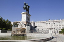 Spain, Madrid, Statue of Philip IV of Spain with the Palacio Real in the background.