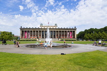 Germany, Berlin, Mitte, Museum Island, Altes Museum with people cooling down in a water fountain in Lustgarten. Neo-Classical building with Ionic columns designed by Karl Friedrich Schinkel in1830 to...