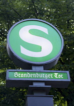 Germany, Berlin, Mitte, Brandenburger Tor, Brandenburg Gate, S-Bahn train station sign on Unter den Linden.